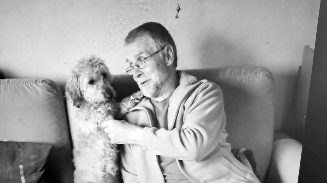 Rolf, jaren geleden met de inmiddels overleden hond. (Privéfoto).