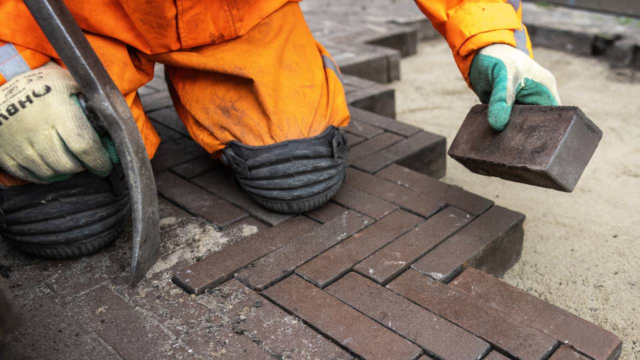 Een stratenmaker aan het werk (foto: ANP).