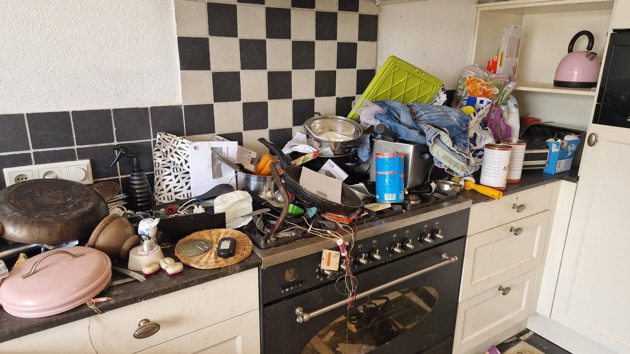 Het huis is enorm verwaarloosd achtergelaten (foto: Noël van Hooft).