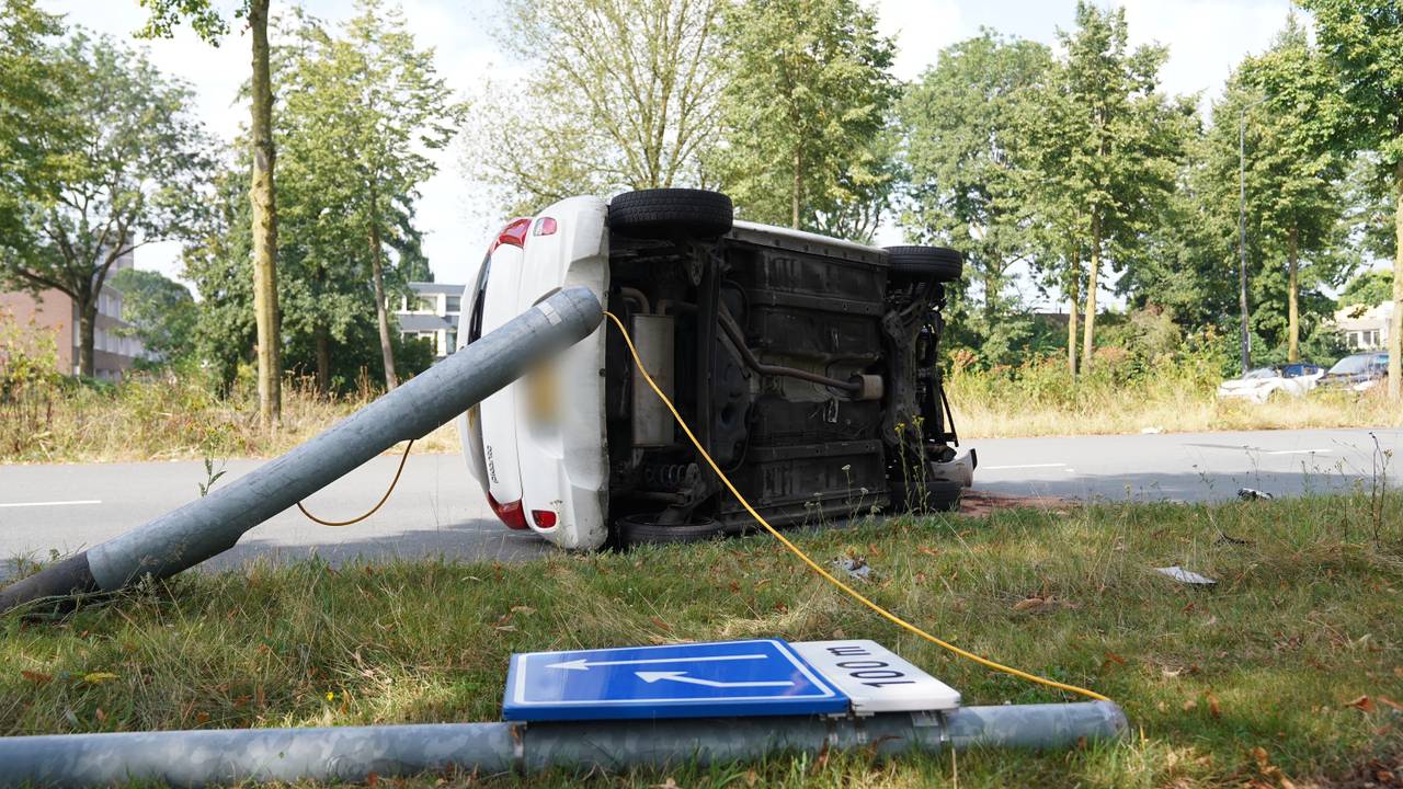 Bij de crash werd ook een verkeerspaal geraakt (foto: Bart Meesters).