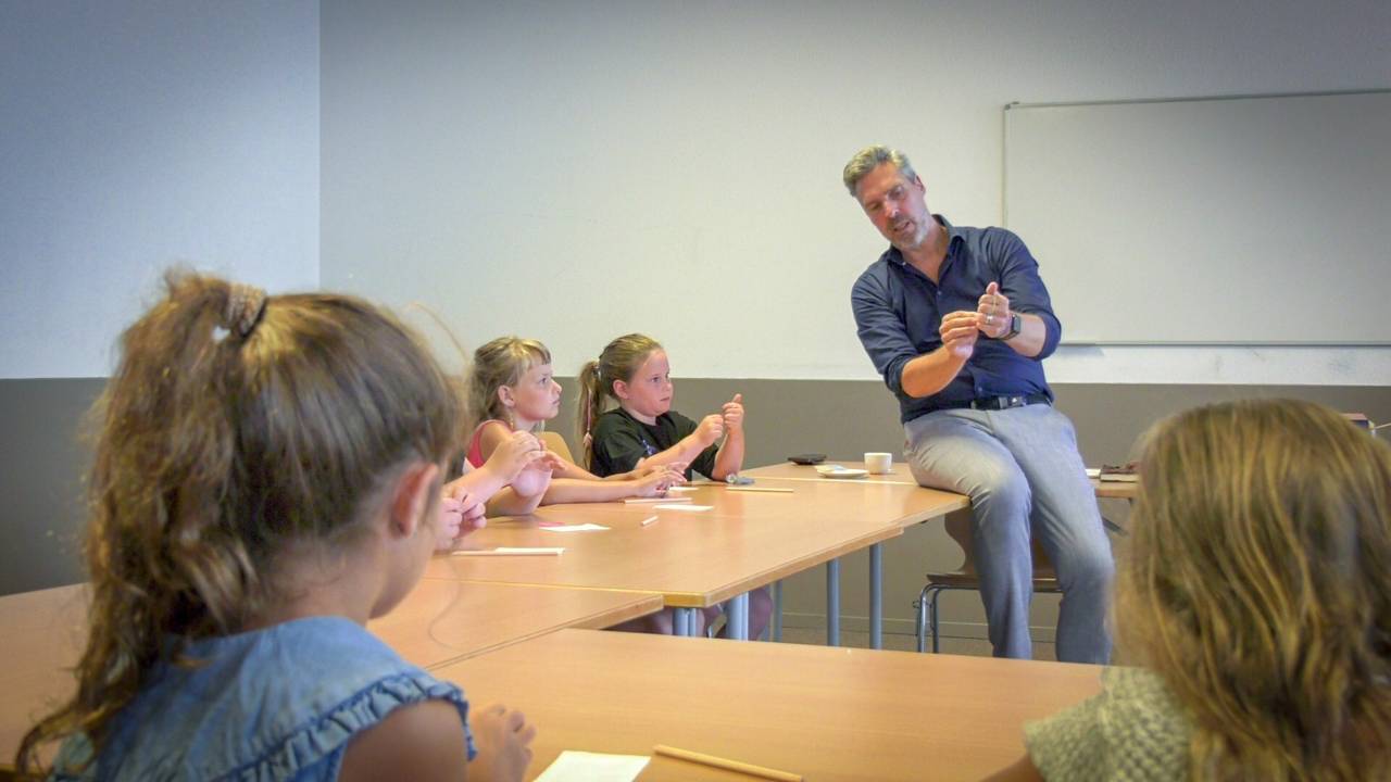 Burgemeester Moerkerke legt een goocheltruc uit (foto: Streekomroep ZuidWest)