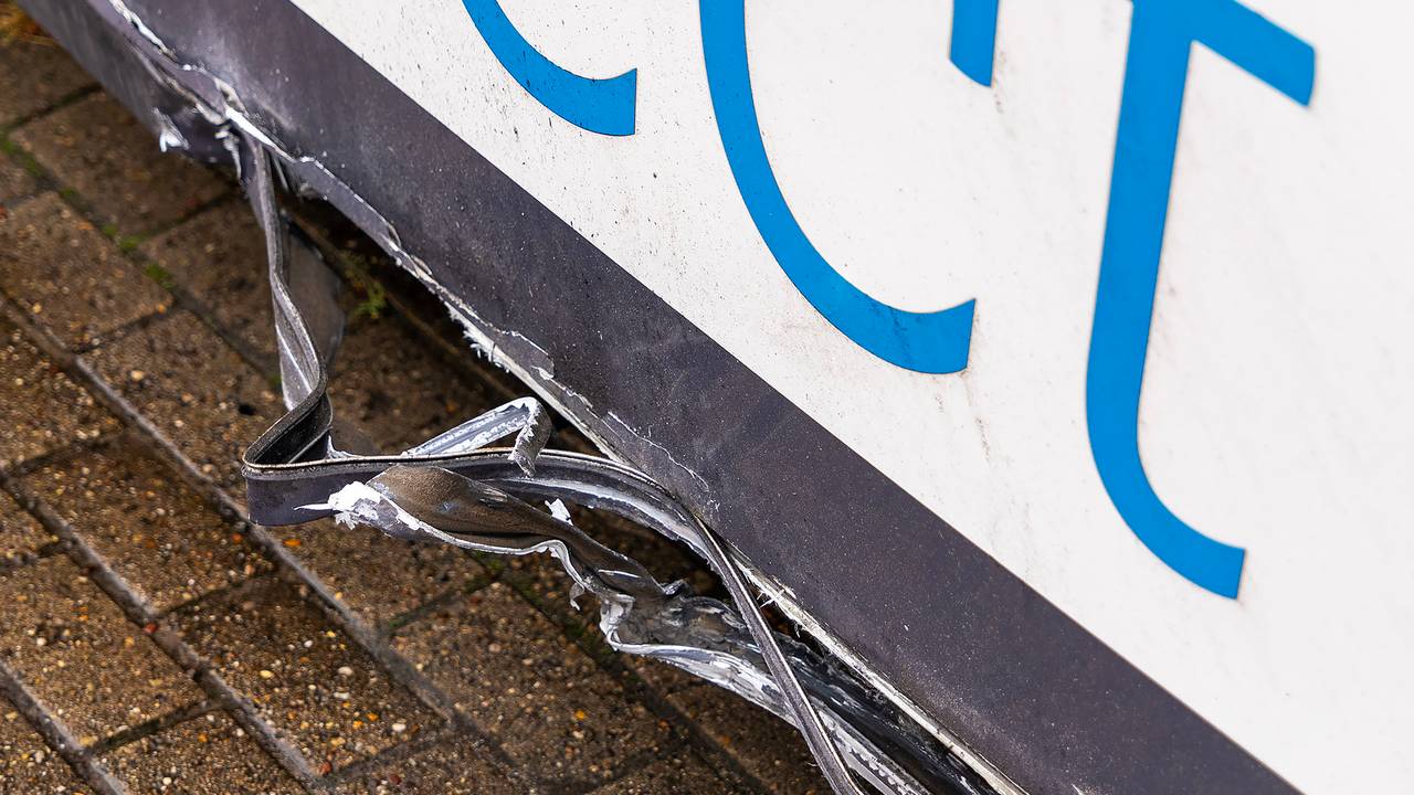 Flinke schade aan de linkerkant van de bus (foto: Gabor Heeres/SQ Vision).