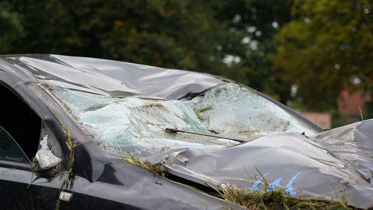 Het dak was na het ongeval behoorlijk ingedeukt (foto: SQ Vision/Jeroen Stuve).