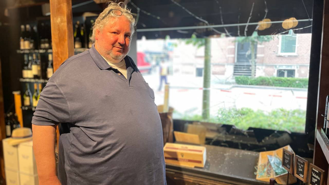 Mede-eigenaar van de wijnwinkel Hans Vos is boos.