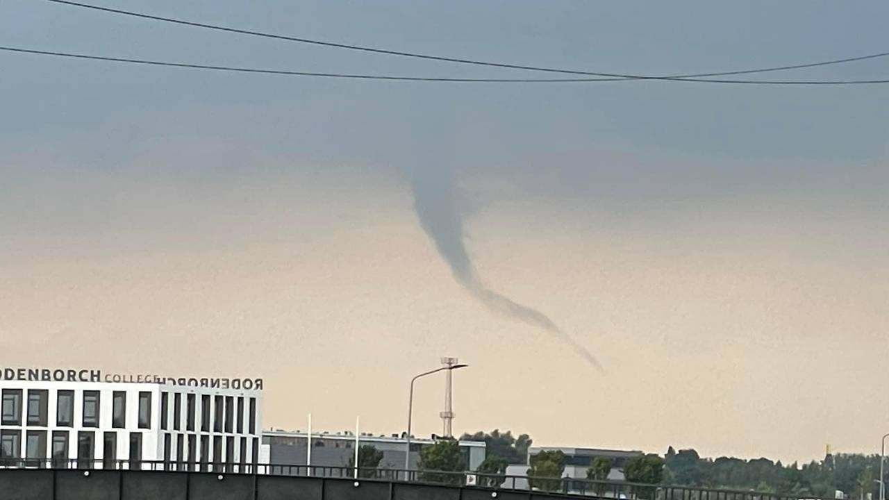 De windhoos boven Rosmalen (foto: Hennie Kerssen).