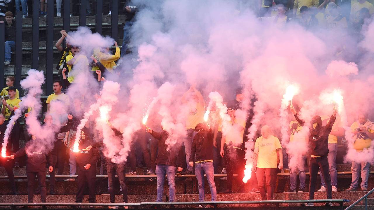 NAC-supporters staken voorafgaand aan de wedstrijd vuurwerk af (foto: ANP).