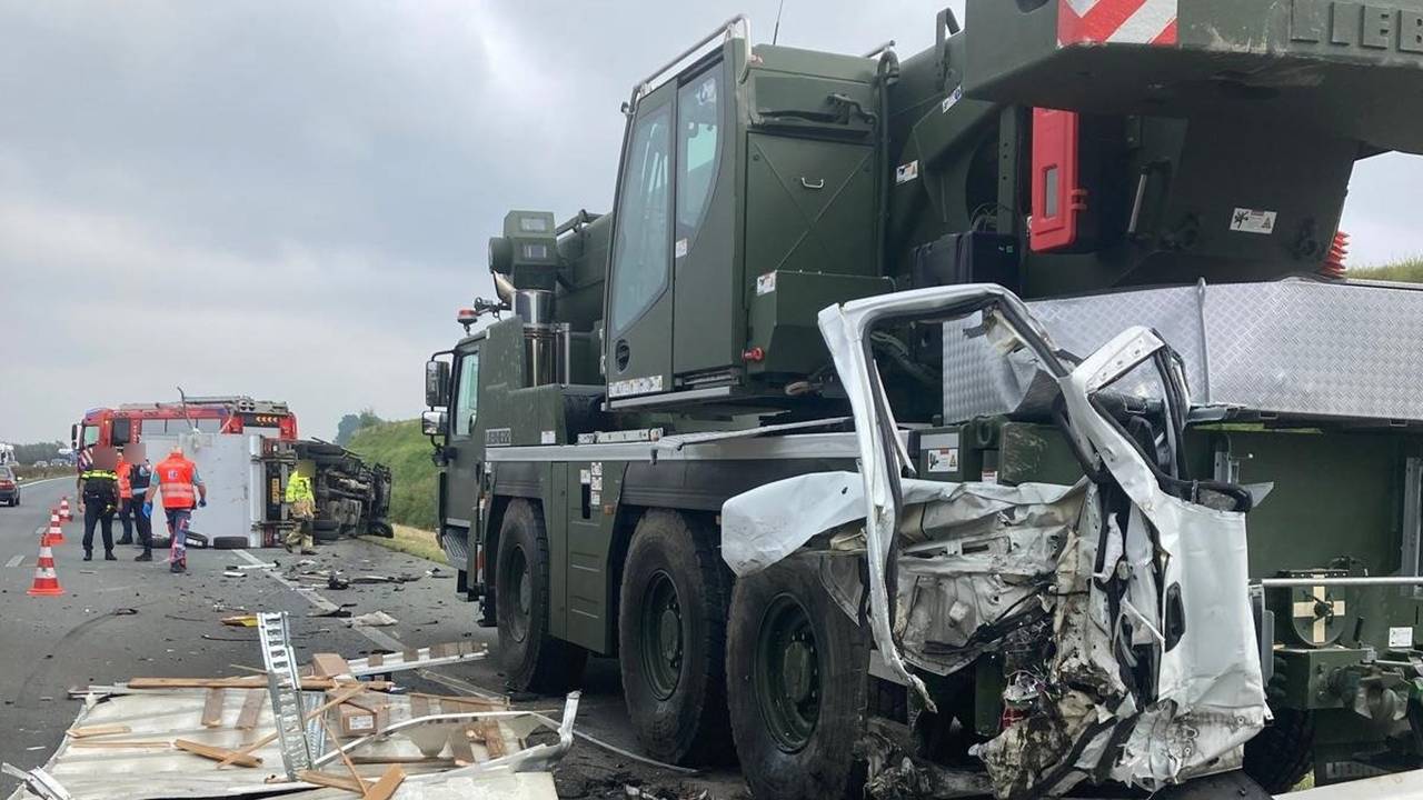 Er is flink wat ravage op de A50 (foto: Rijkswaterstaat).