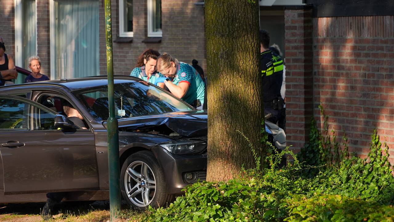 De auto kwam met de voorkant tegen de boom aan (foto: SQ Vision).