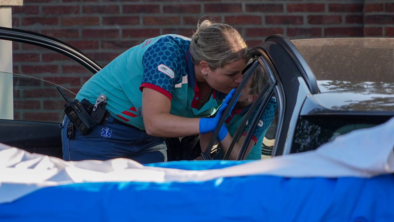 Ambulancepersoneel bij de auto (foto: SQ Vision).
