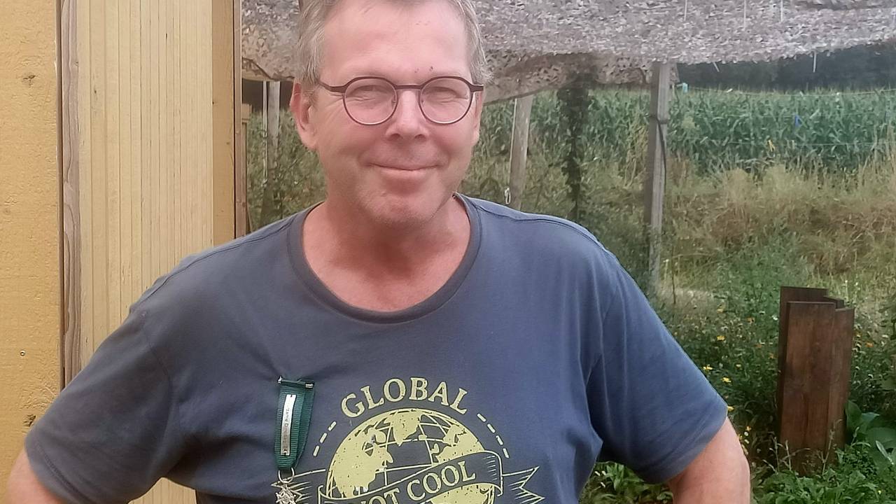 Ad Vlems voor zijn huis in Boekel, met het  'duurzame lintje'