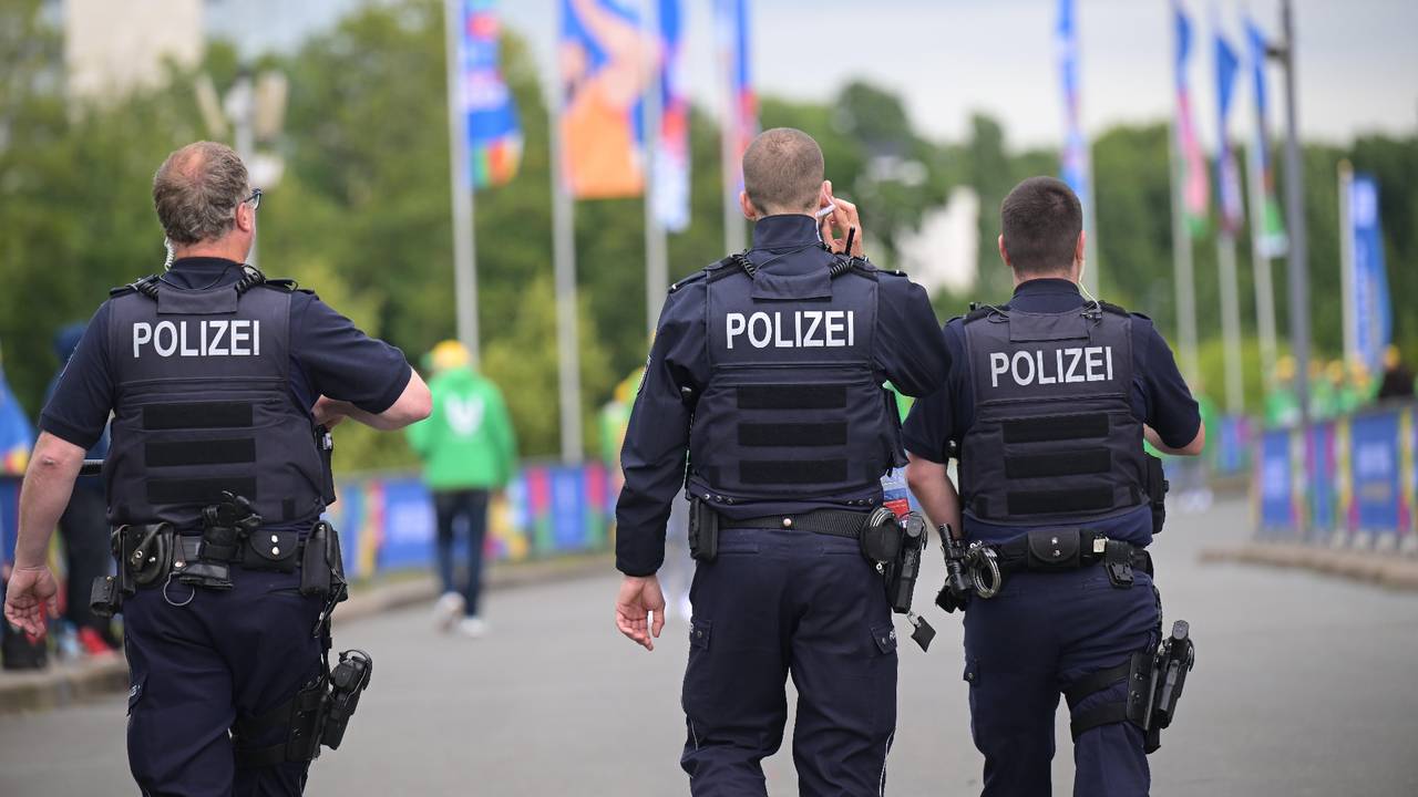 Duitse agenten aan het werk tijdens het EK in de zomer van 2024 (foto: ANP).
