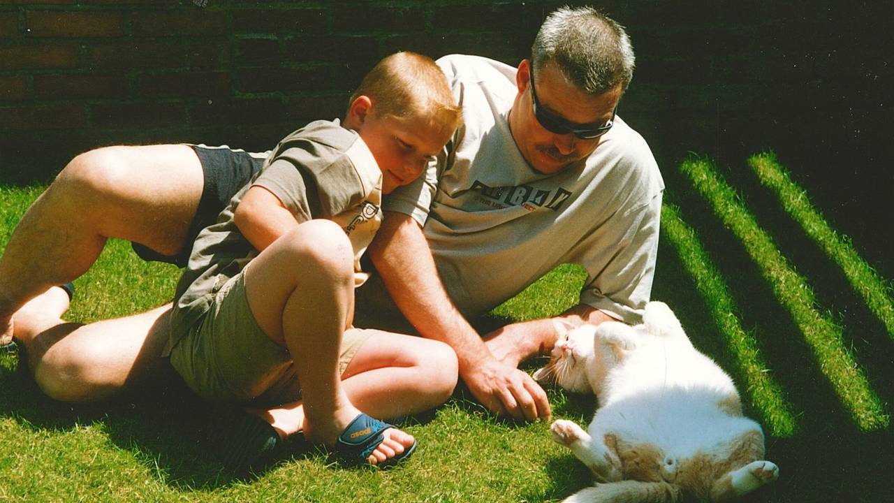 Nico samen met zijn zoon Niels in de tuin