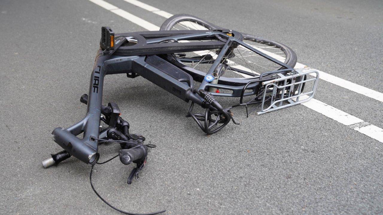 De fiets brak in stukken (foto Bart Meesters).