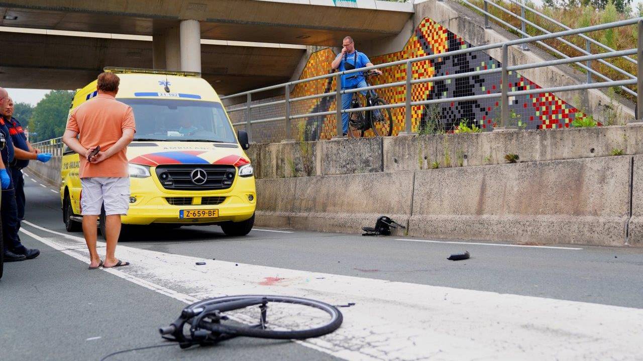 De ambulance kwam naar de plek van het ongeluk (foto: Bart Meesters).