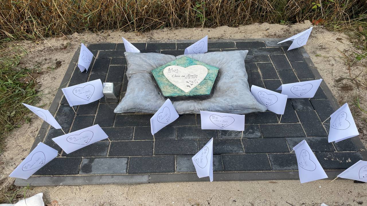 Op het kussen ligt de een plakkaat met de namen van Jamilla en Chris (foto: Omroep Brabant)