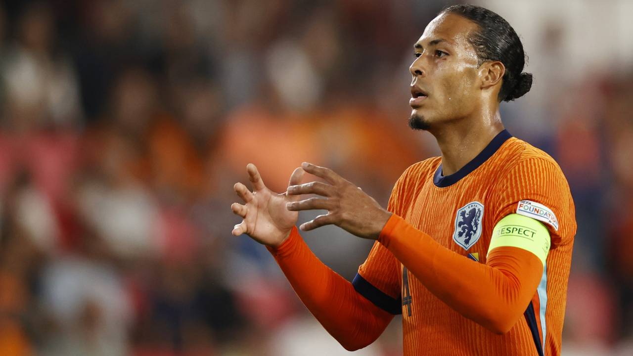 Virgil van Dijk was gisteren weer gewoon aanvoerder van Oranje (foto: ANP / Maurice van Steen).