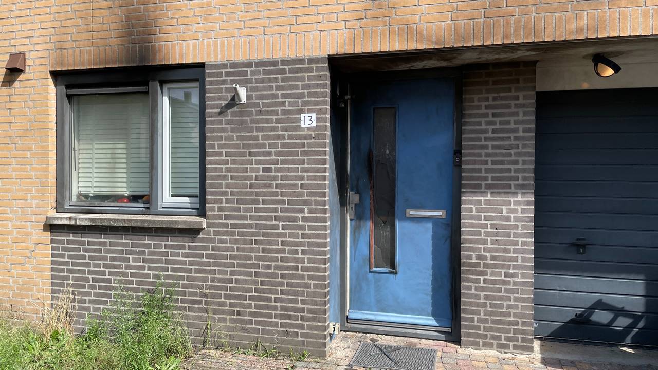 De beschadigde voordeur van het huis (Foto: René van Hoof)