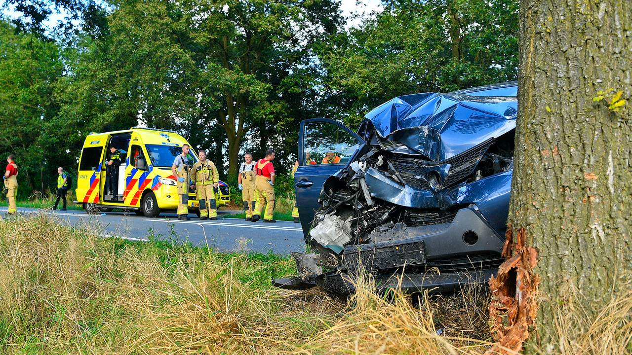De wagen die na een botsing met een graafmachine een 