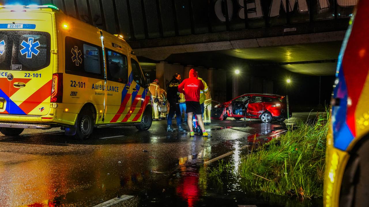 Vrouw gewond bij ongeluk in Best (foto: Dave Hendriks / SQ Vision).