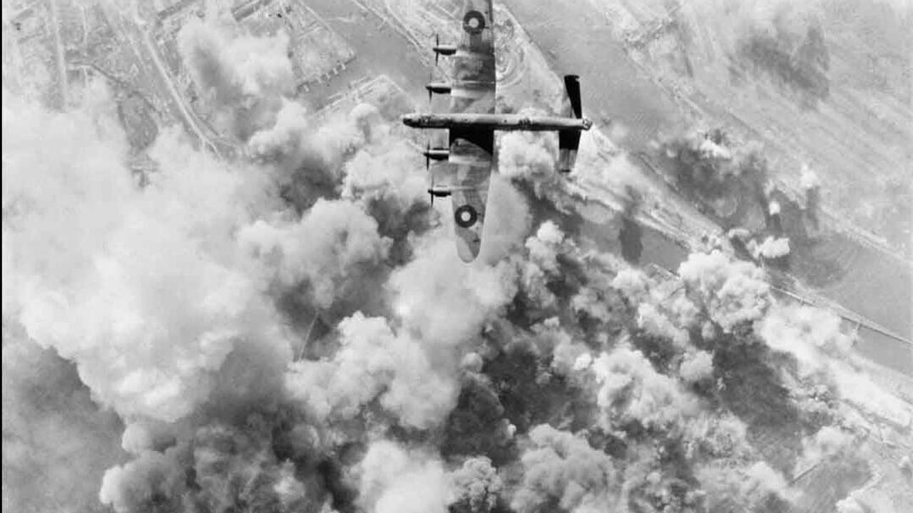 Geallieerde bommenwerper boven Walchteren september oktober 1944 (foto: archief)