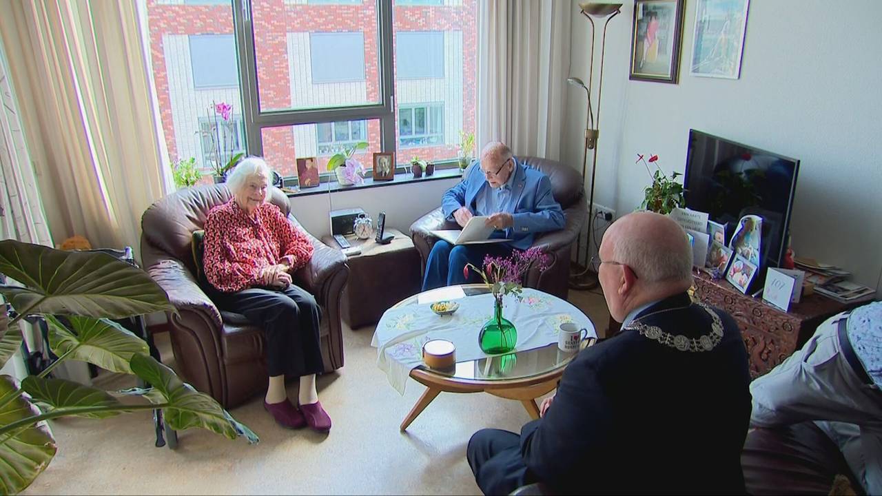 Jo Polders-Langeweg viert haar 107-jarige verjaardag, de burgemeester kwam op de koffie (feeld: Omroep Brabant).