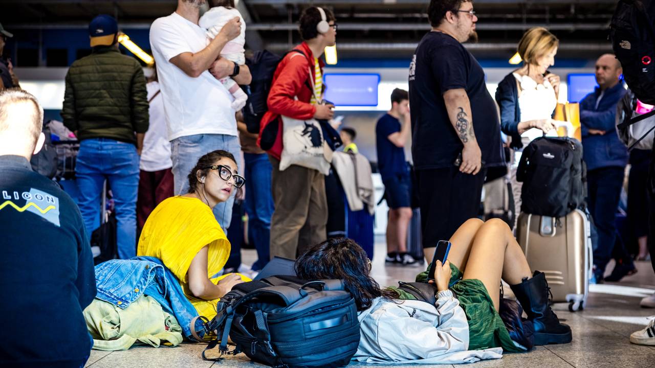 Reizigers die wachten op het vliegveld (foto: ANP).