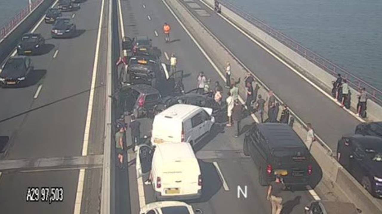 Kettingbotsing op Haringvlietbrug: verkeersproblemen van en naar Brabant.
