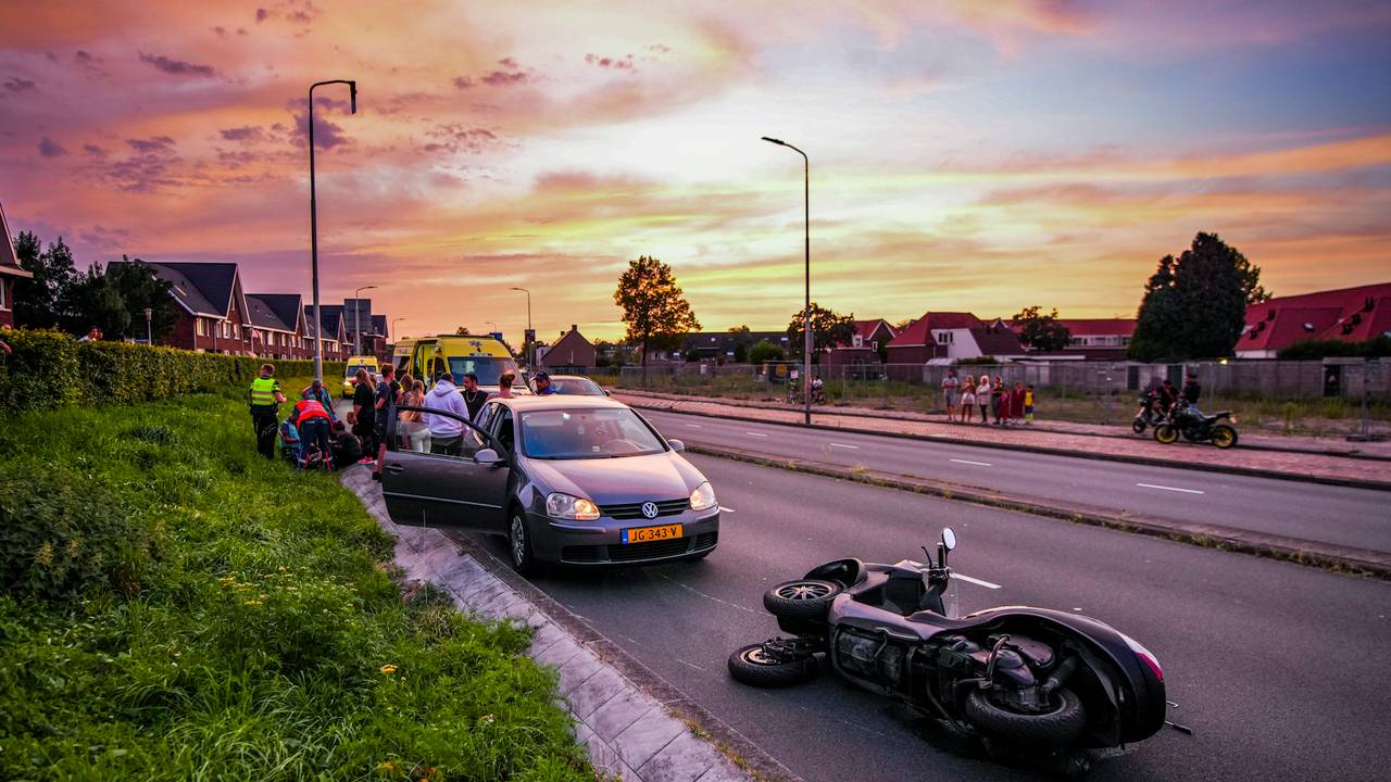Man zwaargewond bij ernstig motorongeluk, weg dicht.