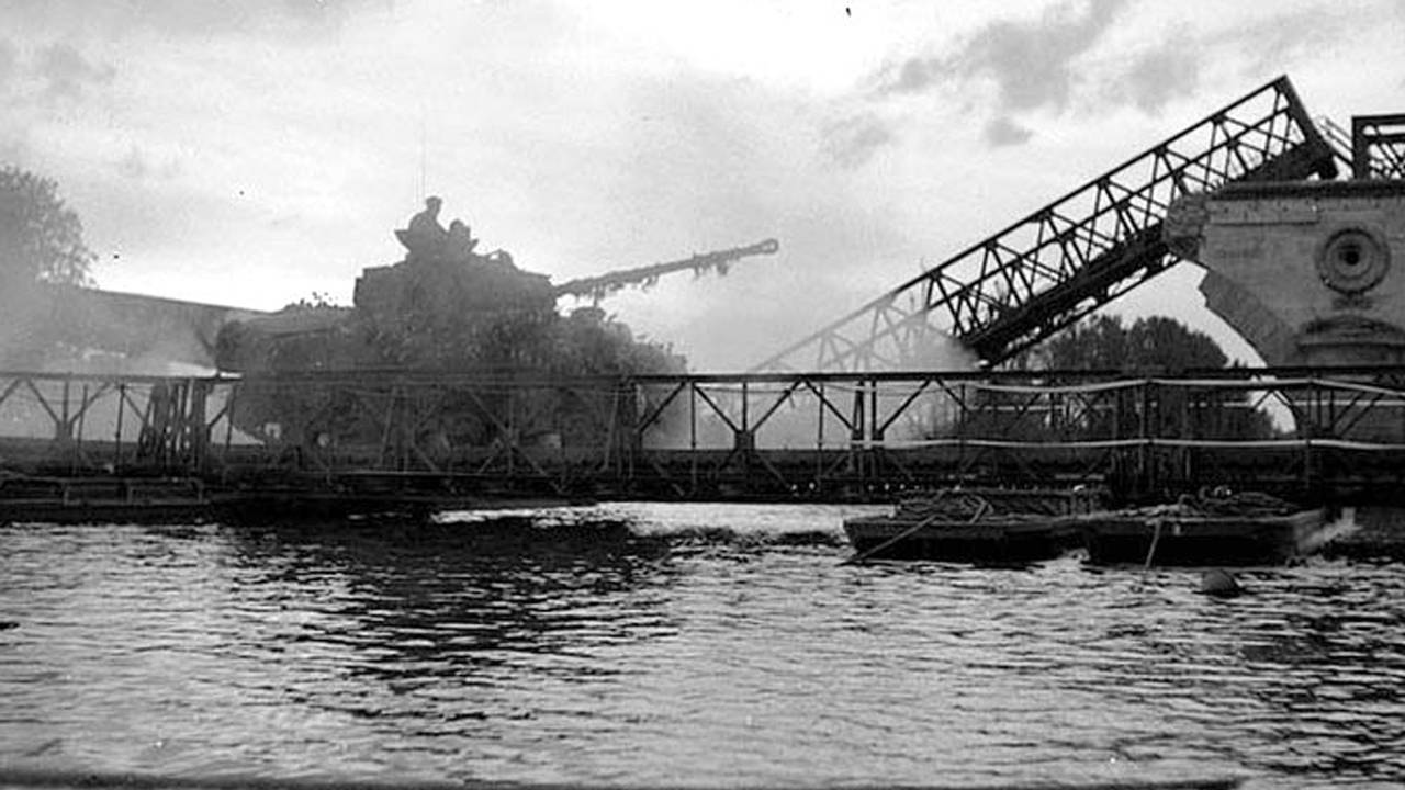 Geallieerde tank trekt rivier de Seine in Frankrijk over (foto: archief)