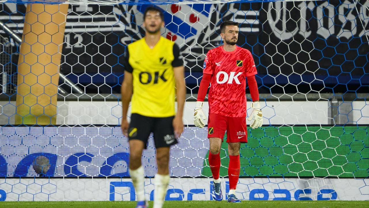 Keeper Daniel Bielica van NAC Breda baalt na de 3-0 (foto: ANP)