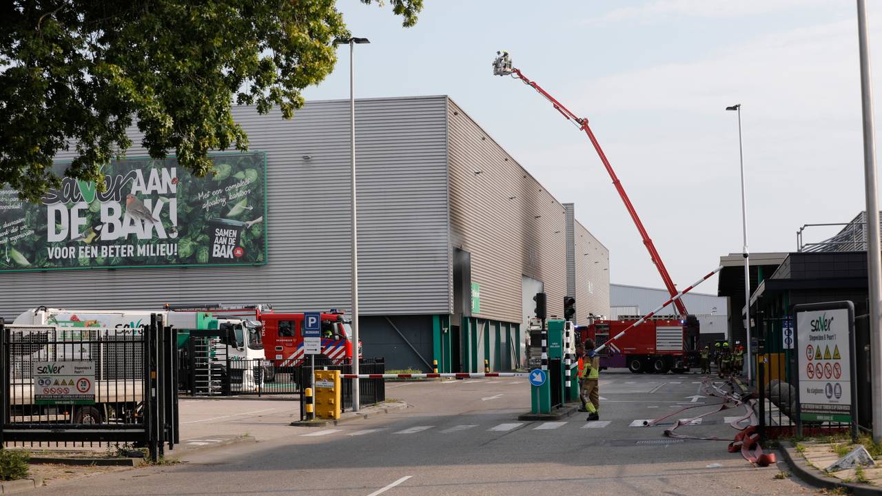 De brandweer is met een hoogwerker op het terrein (foto: SQ Vision).