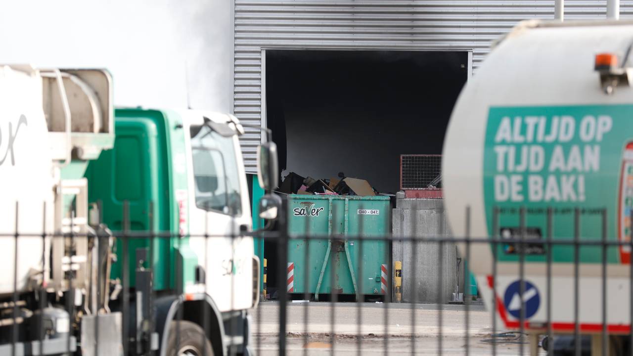 De brand woedt in een loods (foto: SQ Vision).