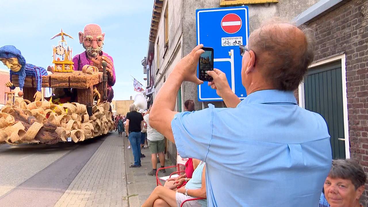 Op weg naar de start zien de eerste bezoekers al een glimp van de praalwagens (foto: Imke van de Laar)