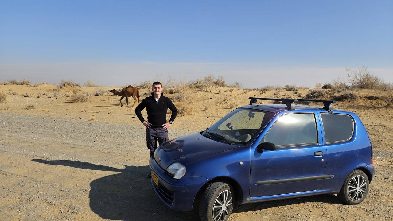 Stijn en zijn Fiatje in de Karakum woestijn in Turkmenistan