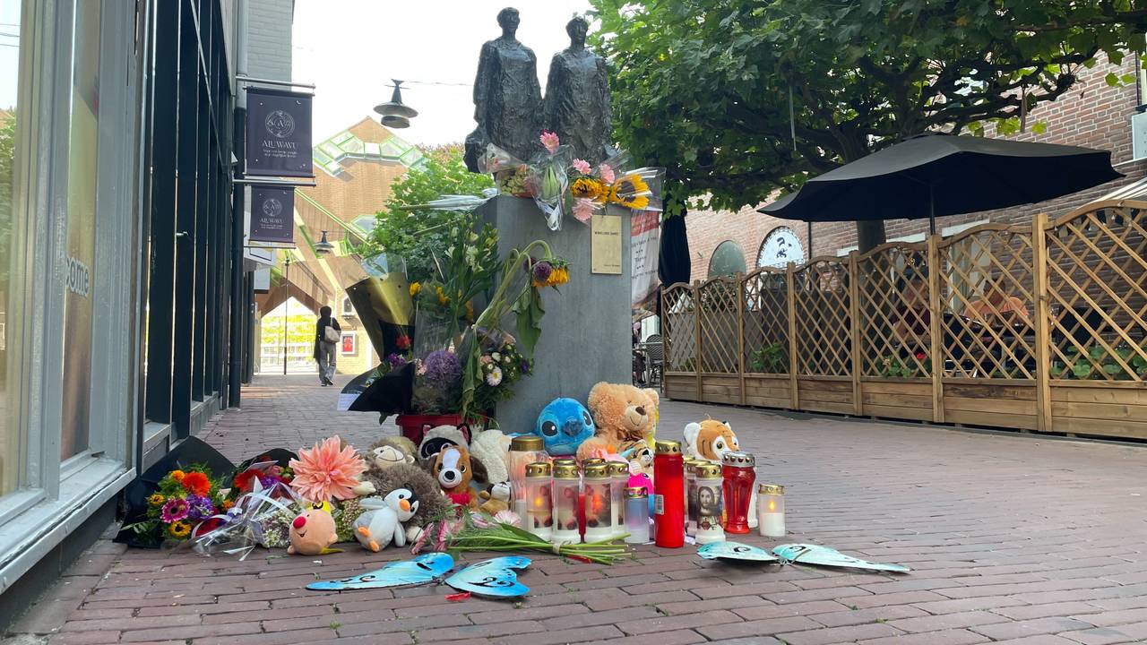 De bloemenzee op de Markt, waar het ongeval gebeurde (Foto: Rochelle Moes)