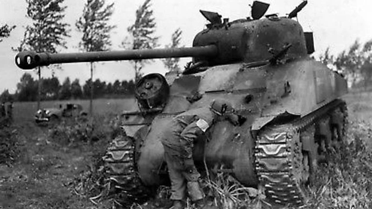 Amerikaan inspecteert uitgeschakelde Shermantank, omgeving Nederwetten (foto: archief).