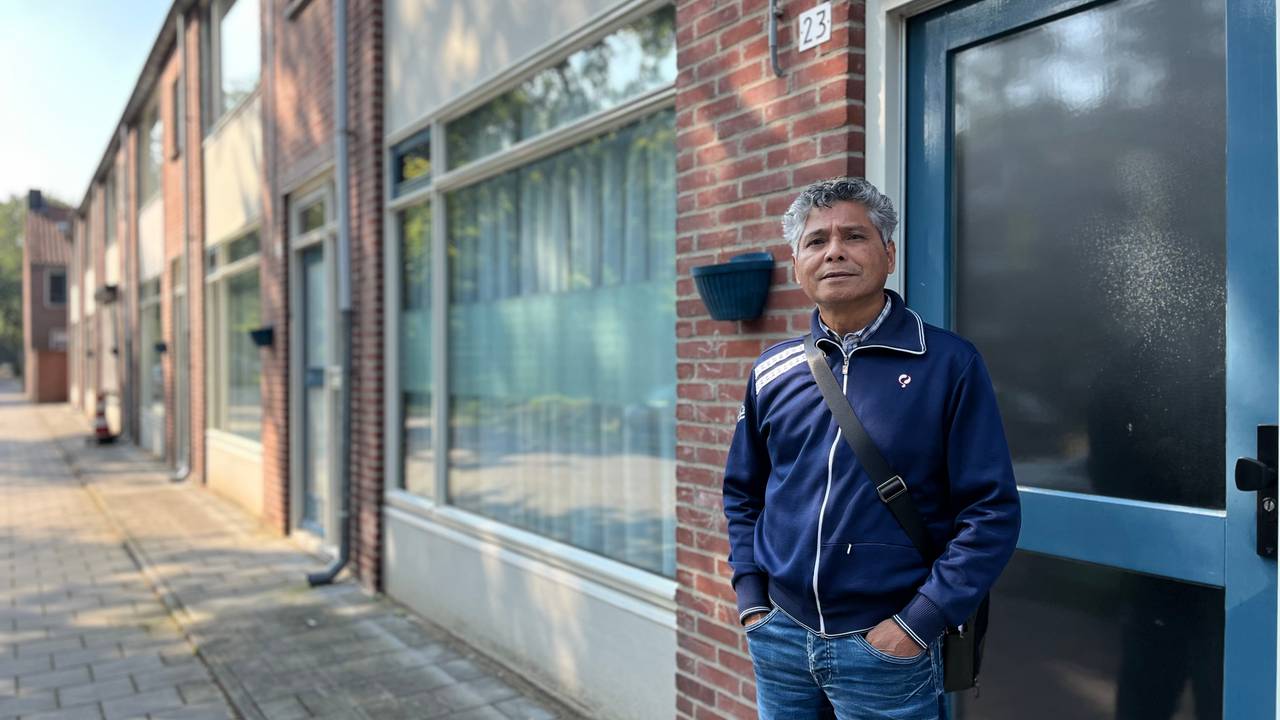 Noes Haumahu voor zijn ouderlijk huis in Tilburg (foto: Megan Hanegraaf).