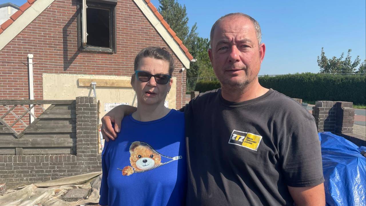 Patricia en Cor-Jan voor hun geraakte huis (foto: Erik Peeters).