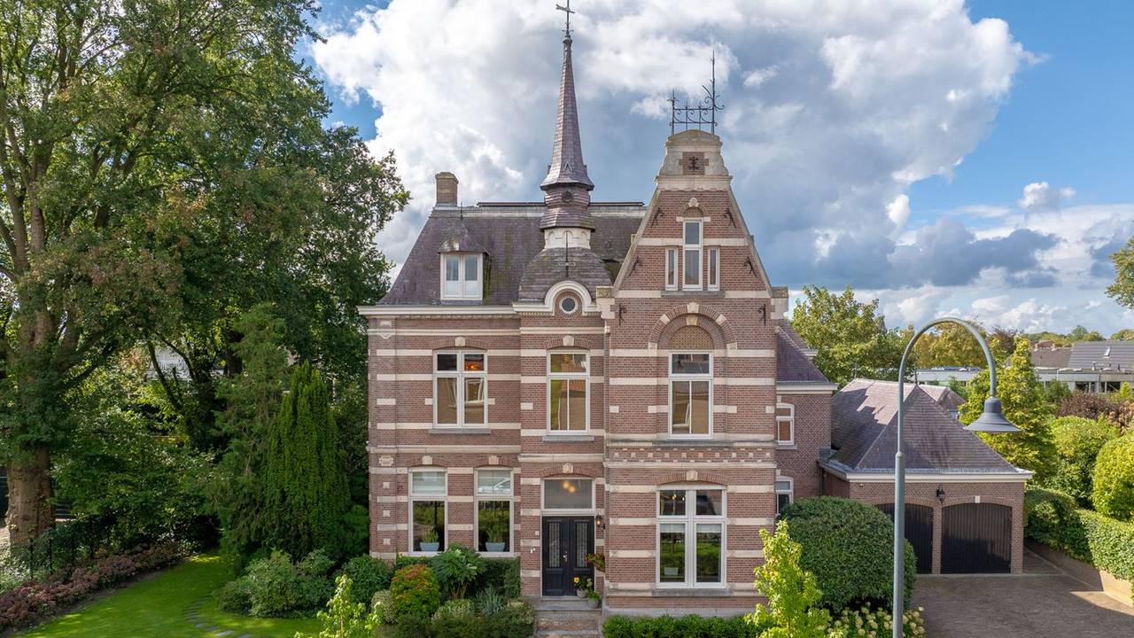 Suikerbaron Sybrand Heerma van Voss liet deze kapitale villa bouwen (foto: Agnes Tomesen Makelaardij).