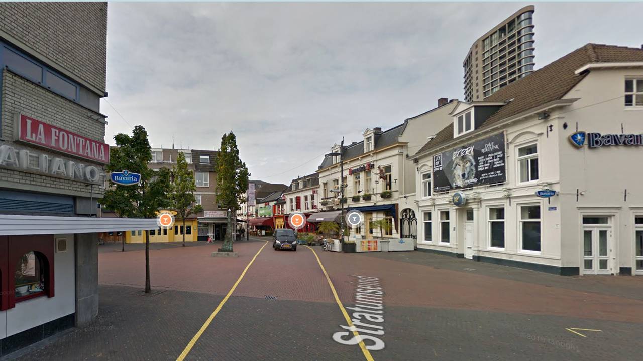 Op dit pleintje werd de man mishandeld. (Foto: Google Streetview)
