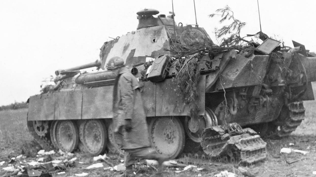 Duits tankwrak achtergelaten bij Veghel (archieffoto).