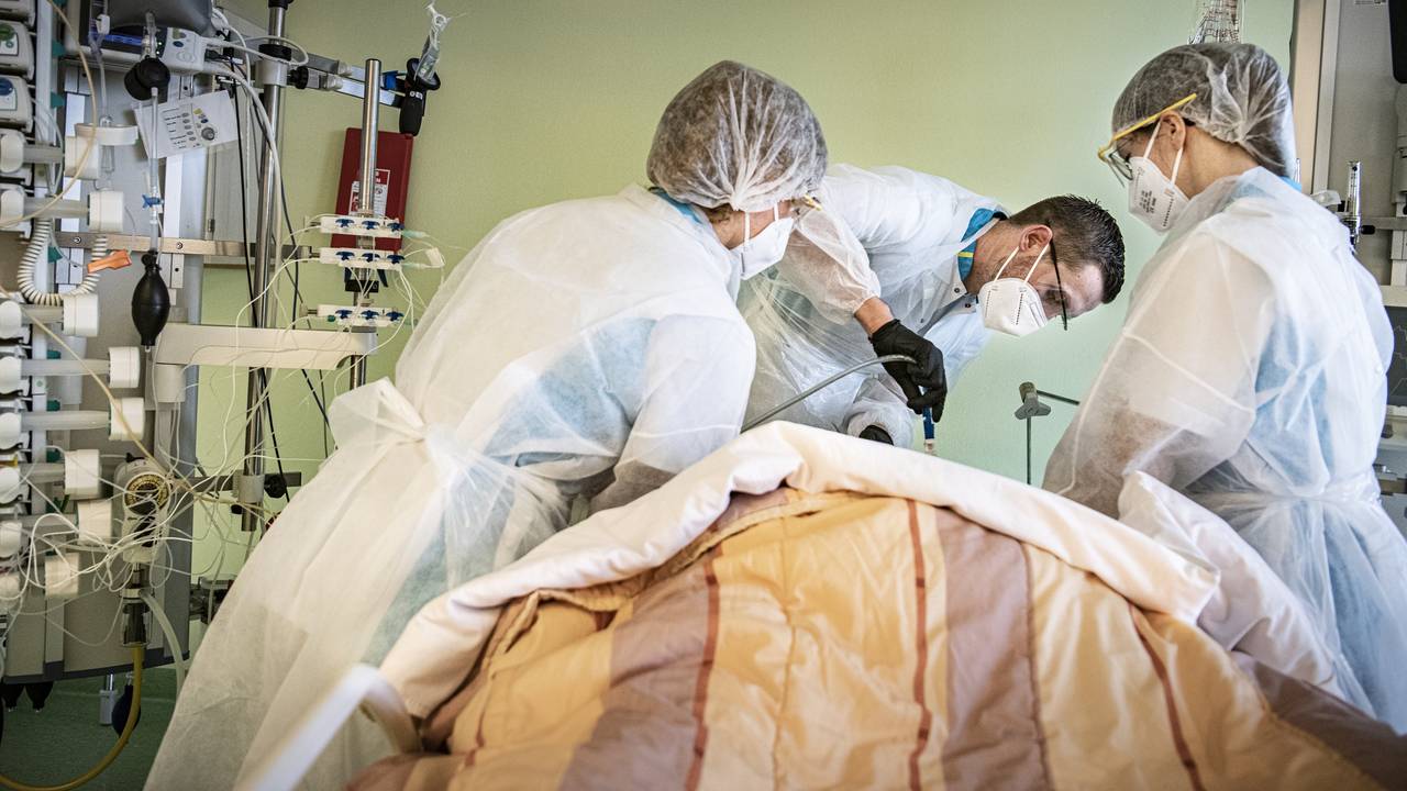 Een patiënt met COVID wordt behandeld op de intensive care van ziekenhuis Brenhoven tijdens de coronacrisis (foto: ANP)