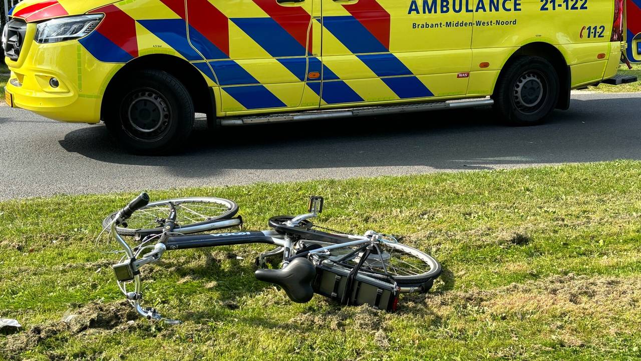 Fietser geschept door auto in Uden