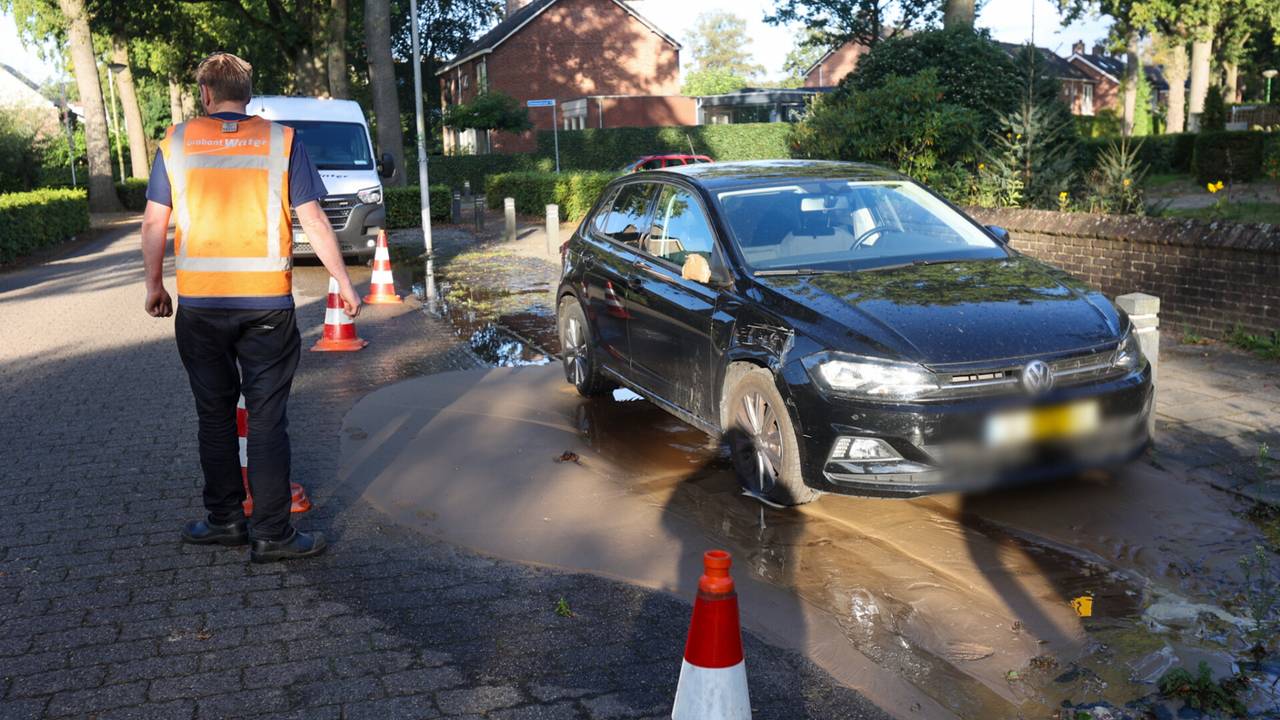 De auto van Tom staat precies boven een lek van de waterleiding (foto: Arno van der Linden/ SQ Vision)