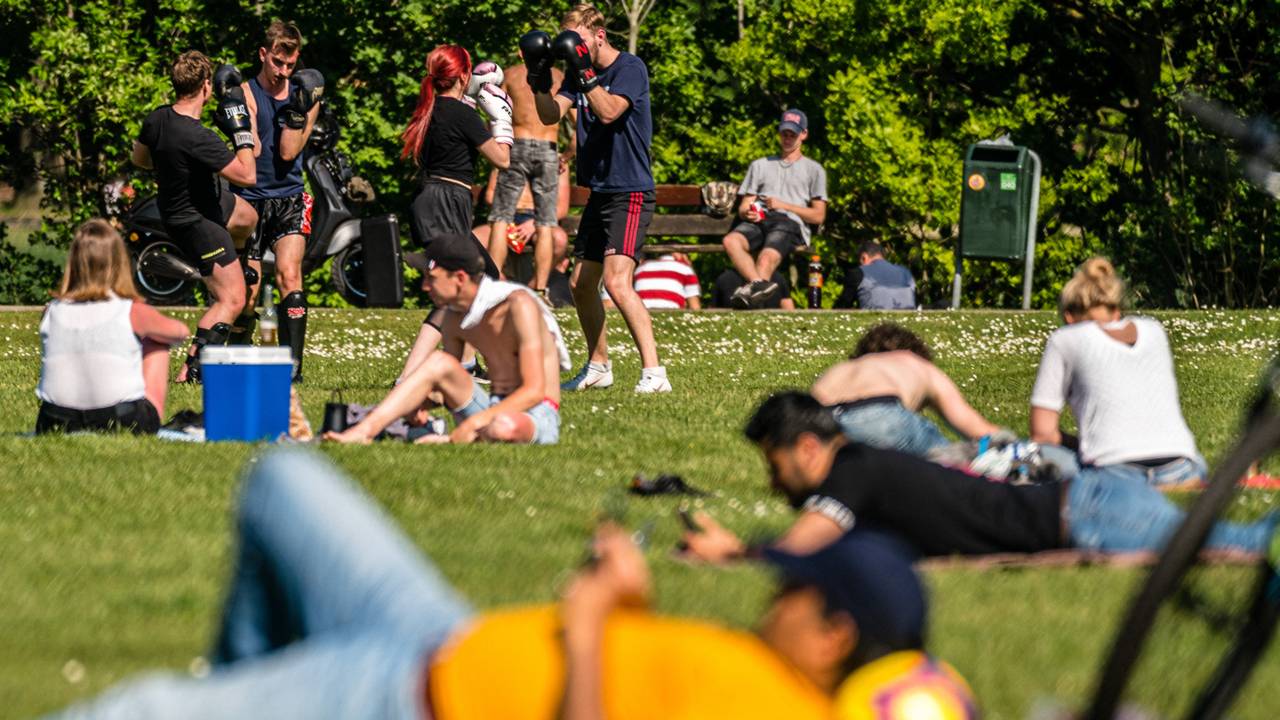 Een zonnige dag bij de Karpendonkse Plas in Eindhoven (foto: ANP).