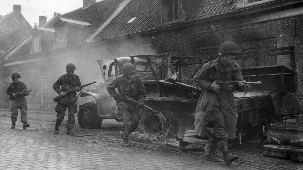 Airbornes in de Hoogstraat in Veghel tijdens de 'granaatweken' (foto: archief).