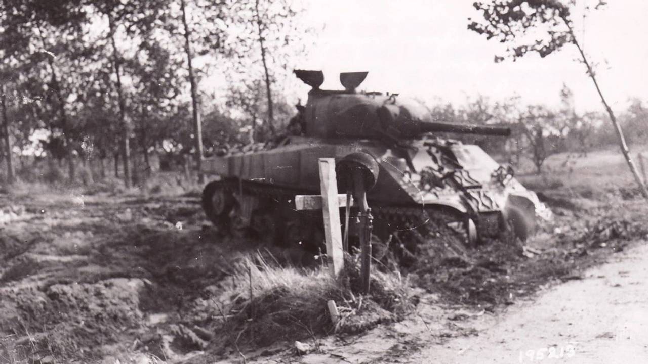 Uitgeschakelde Shermantank bij Veghel met veldgraf (foto: archief)