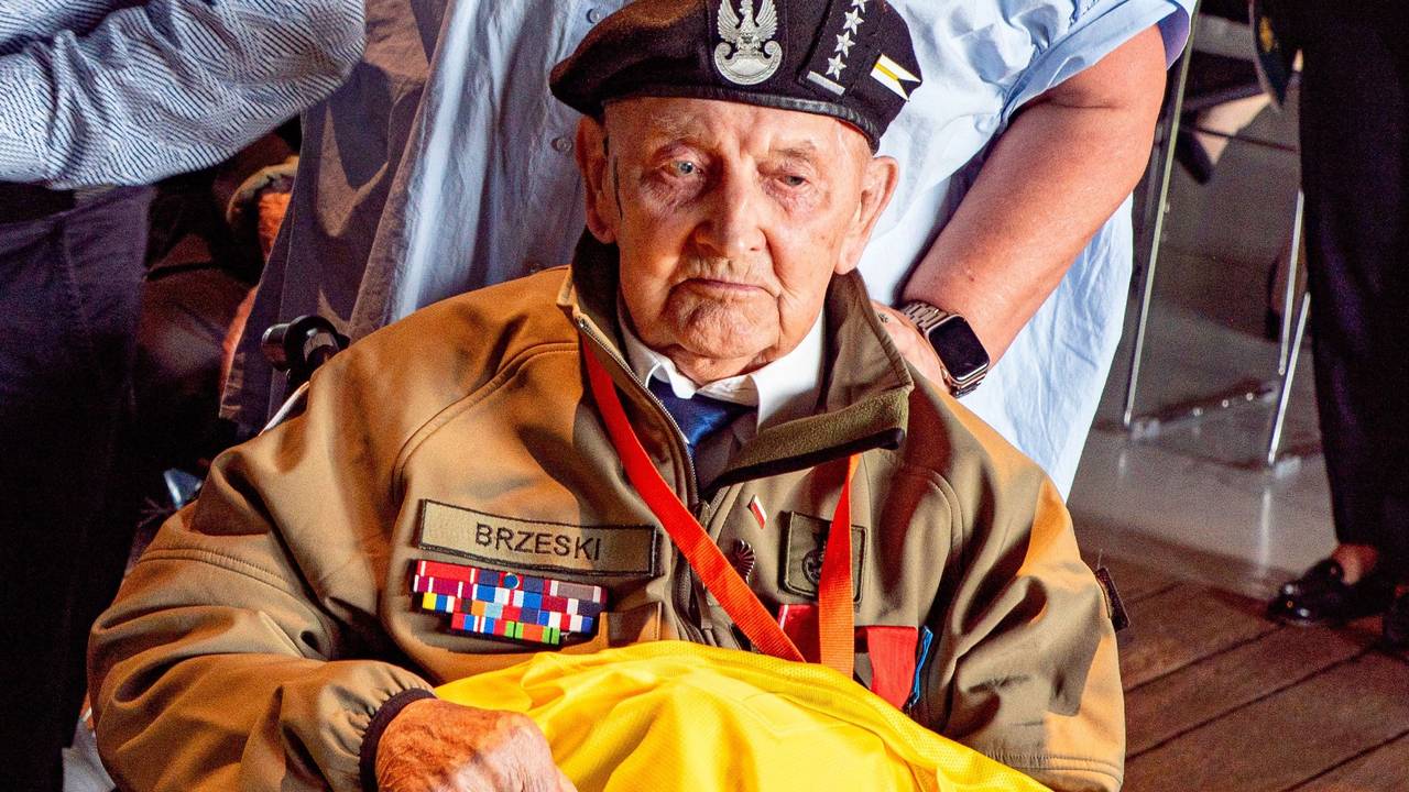 Brzeski kreeg vorige week nog een NAC-shirt overhandigd (foto: Inge van der Hart Fotografie).