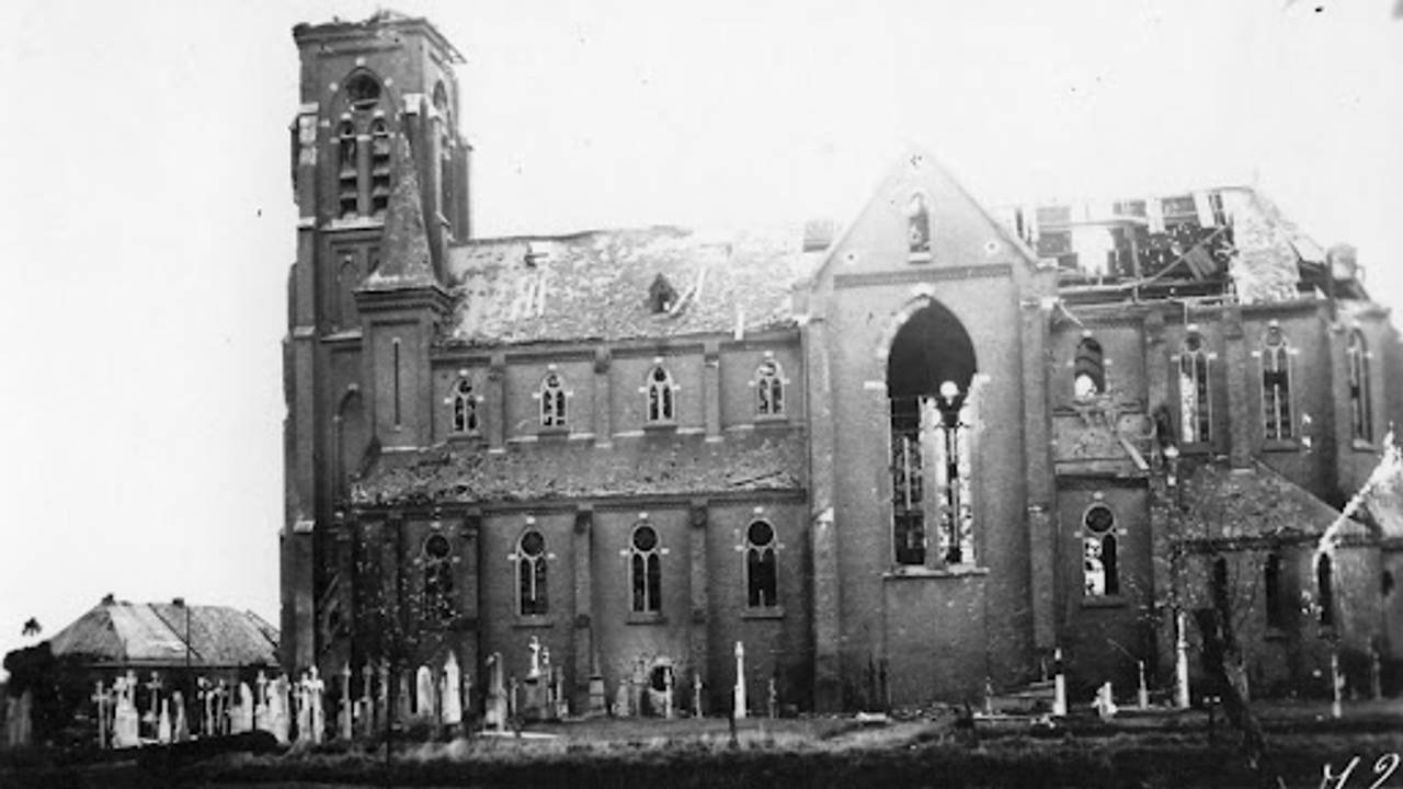 De kerk van Wijbosch na de gevechten in september 1944 (foto: archief)