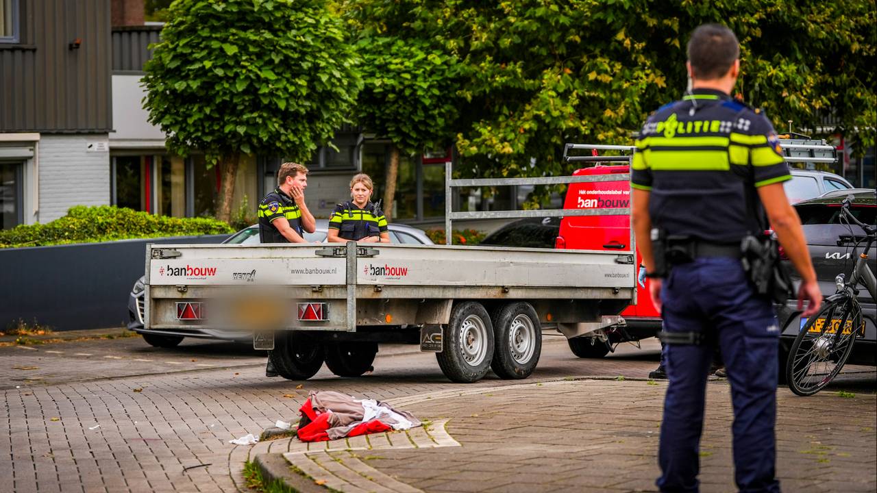 Fietser zwaargewond na botsing met bestelbus, met aanhanger overreden.